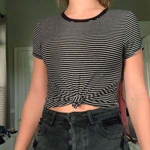 FOREVER 21 BLACK&WHITE STRIPED SHIRT